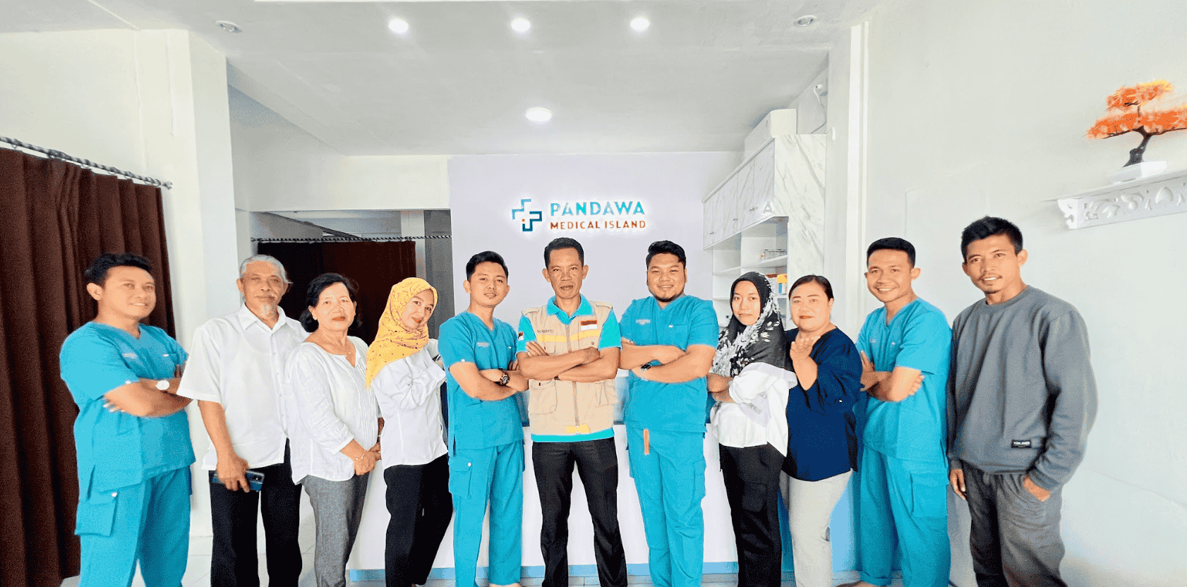 Full staff group photo of Pandawa Medica Group medical clinic